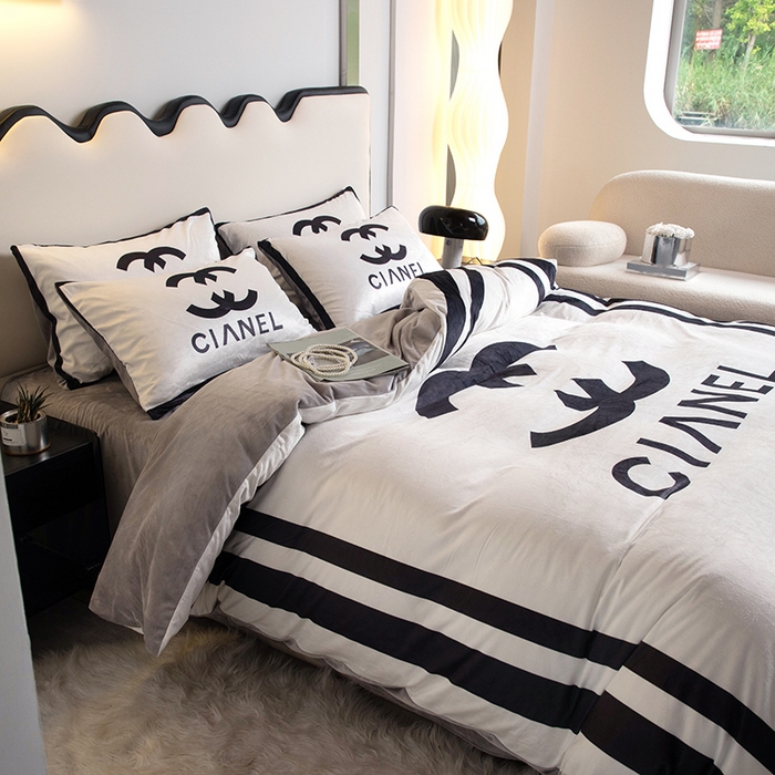 91家纺网 家纺一手货源 找家纺 色鬼 2023新款网红款潮牌婴儿绒宝宝绒印花牛奶绒四件套 可可白