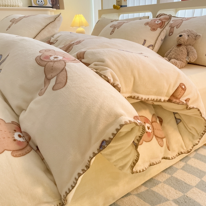 91家纺网 家纺一手货源 找家纺 安哆啦家纺 2024新款牛奶绒三角针四件套 玩具熊