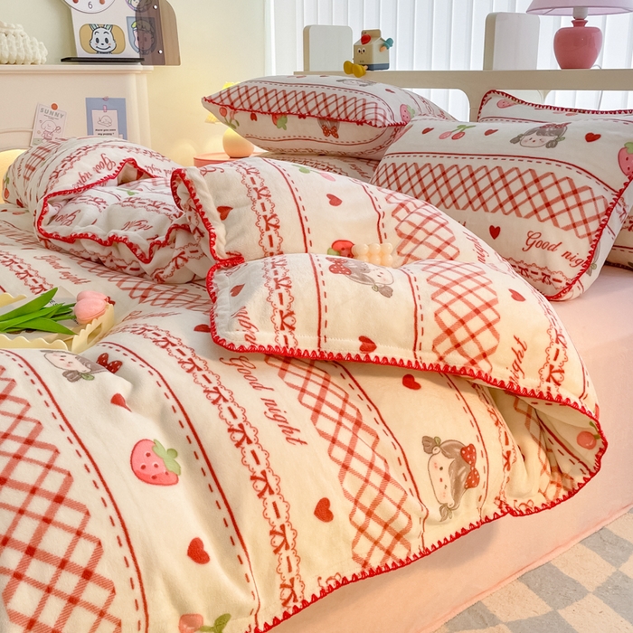 91家纺网 家纺一手货源 找家纺 安哆啦家纺 2024新款牛奶绒三角针四件套 草莓女孩