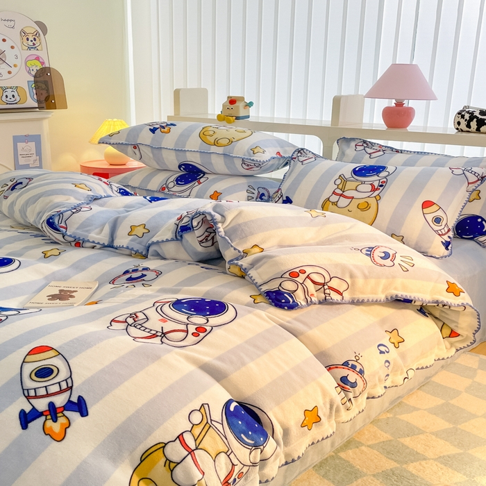 91家纺网 家纺一手货源 找家纺 安哆啦家纺 2024新款牛奶绒三角针四件套 太空人