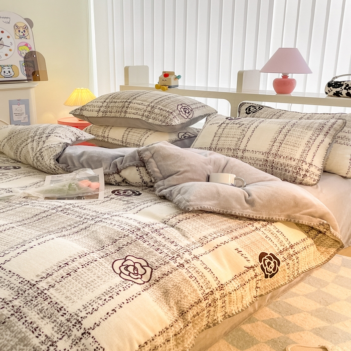 91家纺网 家纺一手货源 找家纺 安哆啦家纺 2024新款牛奶绒三角针四件套 格调花