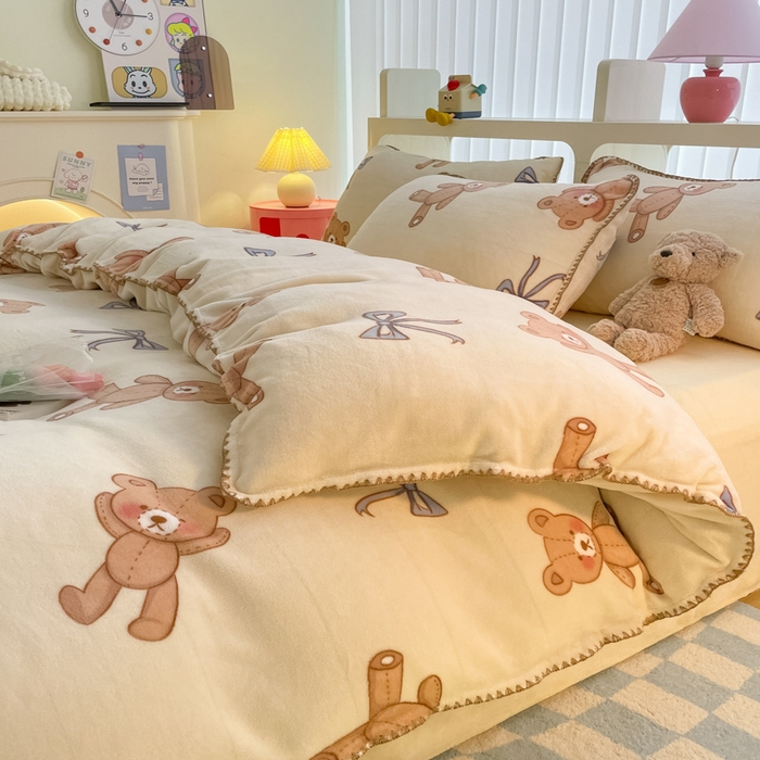 91家纺网 家纺一手货源 找家纺 安哆啦家纺 2024新款牛奶绒三角针四件套 玩具熊