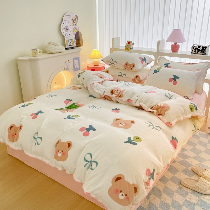 91家纺网 家纺一手货源 找家纺 安哆啦家纺 2024新款牛奶绒三角针四件套 小熊宝