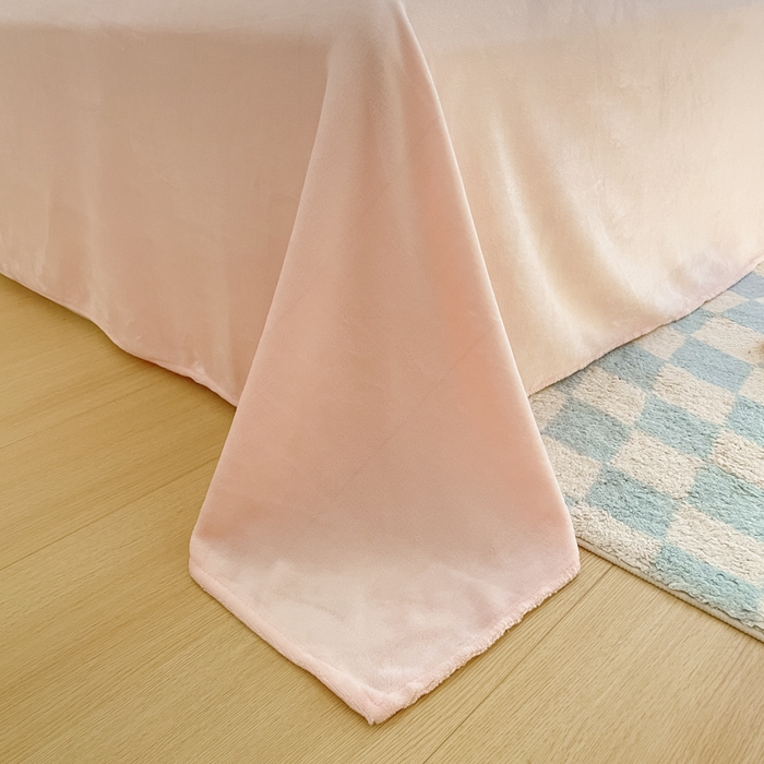 91家纺网 家纺一手货源 找家纺 安哆啦家纺 2024新款牛奶绒三角针四件套 草莓女孩