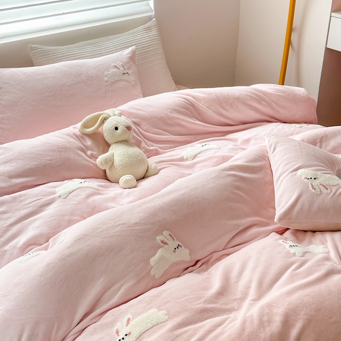 91家纺网 家纺一手货源 找家纺 星期八 2023新款牛奶绒毛巾绣四件套 萌萌兔