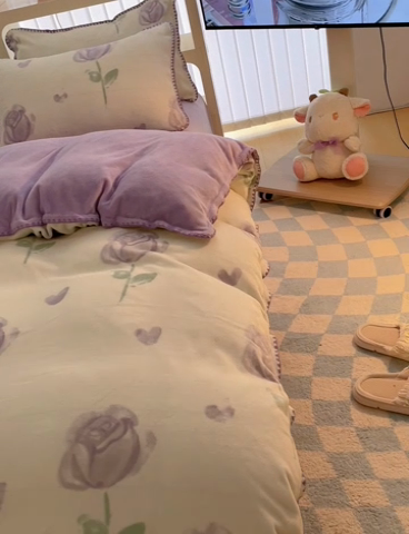 91家纺网 家纺一手货源 找家纺 安哆啦家纺 2024新款牛奶绒三角针四件套 紫色郁金香