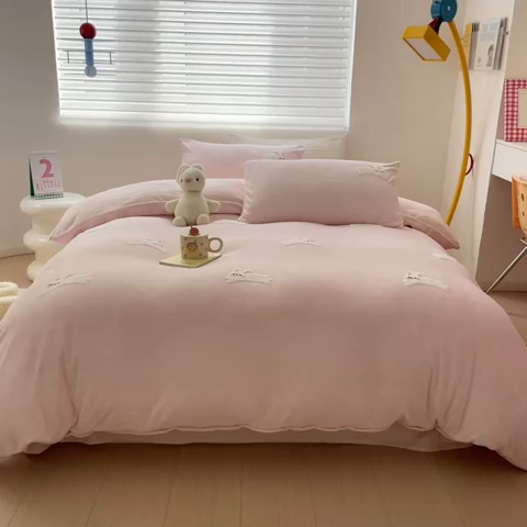 91家纺网 家纺一手货源 找家纺 星期八 2023新款牛奶绒毛巾绣四件套 萌萌兔