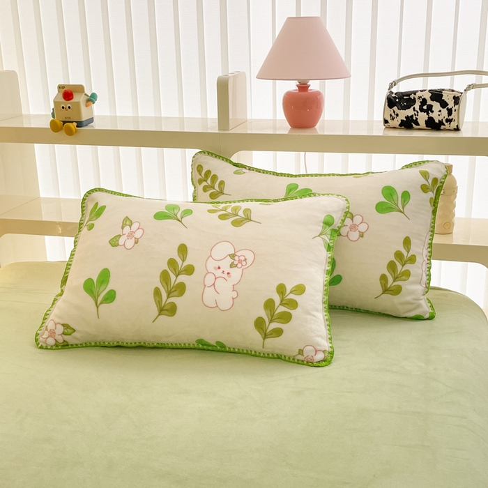 91家纺网 家纺一手货源 找家纺 安哆啦家纺 2024新款牛奶绒三角针四件套 绿叶兔兔