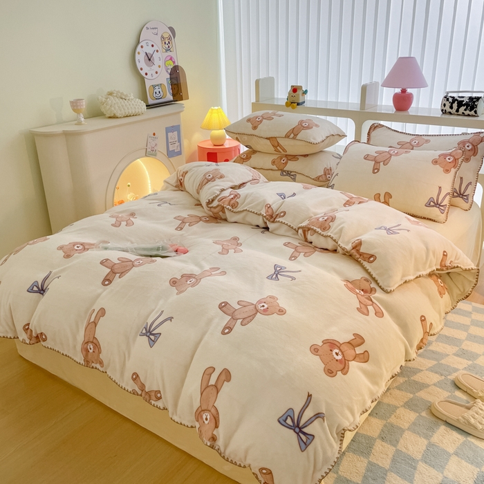 91家纺网 家纺一手货源 找家纺 安哆啦家纺 2024新款牛奶绒三角针四件套 玩具熊