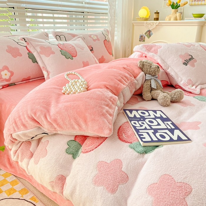 91家纺网 家纺一手货源 找家纺 苏拉家居 2023新款5D雕花雪花绒四件套 草莓兔