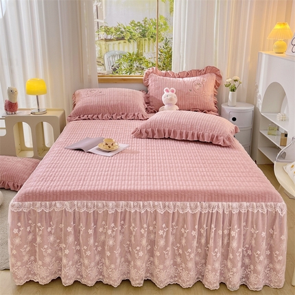 91家纺网 家纺一手货源 找家纺 （总）宜凡家纺 2023新款高克重牛奶绒绣花夹棉床裙三件套