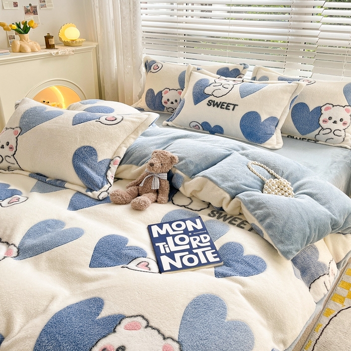 91家纺网 家纺一手货源 找家纺 苏拉家居 2023新款5D雕花雪花绒四件套 爱心熊