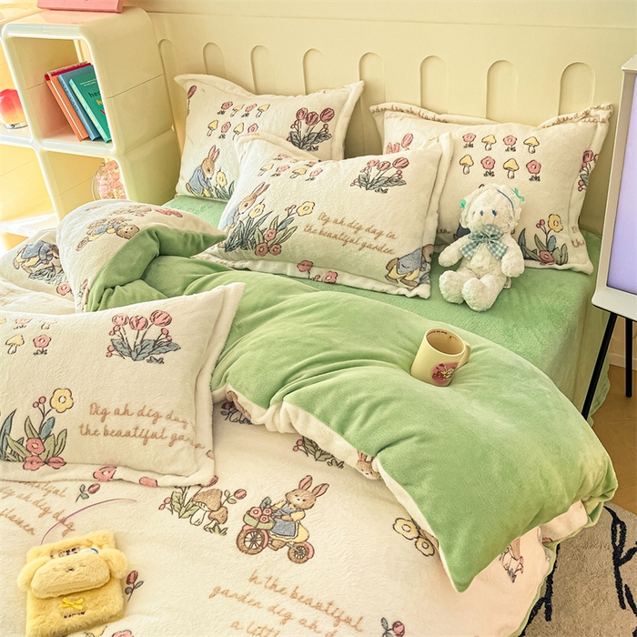 91家纺网 家纺一手货源 找家纺 苏拉家居 2023新款5D雕花雪花绒四件套 采花小兔