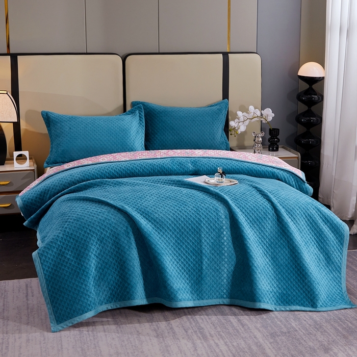 91家纺网 家纺一手货源 找家纺 晶缦家纺 2023新款华夫格牛奶绒床盖三件套 华夫格-宝蓝