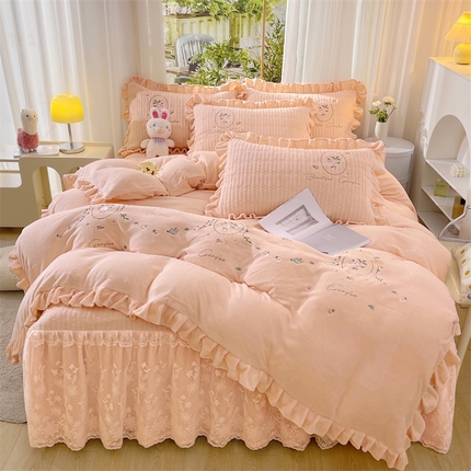 91家纺网 家纺一手货源 找家纺 （总）宜凡家纺 2023新款高克重牛奶绒绣花夹棉床裙四件套