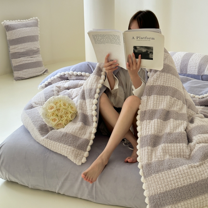 91家纺网 家纺一手货源 找家纺 玛奇朵 2023新款秋冬新品泰兔绒提花-朵以系列四件套 朵以-紫