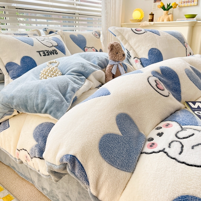 91家纺网 家纺一手货源 找家纺 苏拉家居 2023新款5D雕花雪花绒四件套 爱心熊