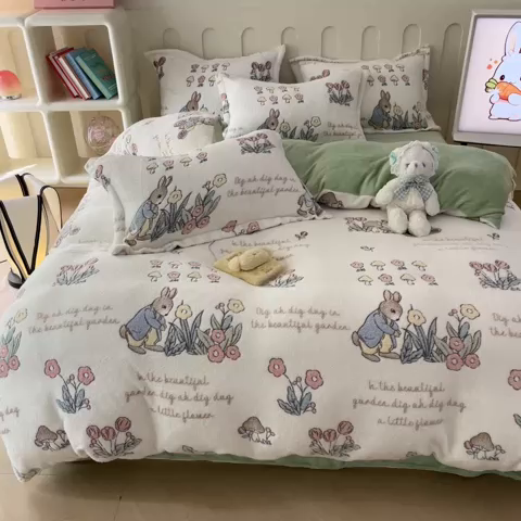 91家纺网 家纺一手货源 找家纺 苏拉家居 2023新款5D雕花雪花绒四件套 采花小兔