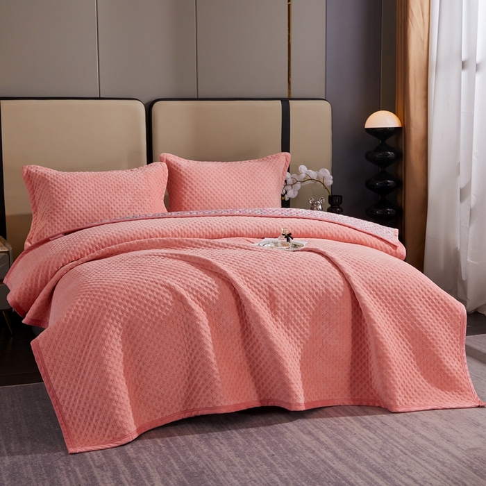 91家纺网 家纺一手货源 找家纺 晶缦家纺 2023新款华夫格牛奶绒床盖三件套 华夫格-粉玉