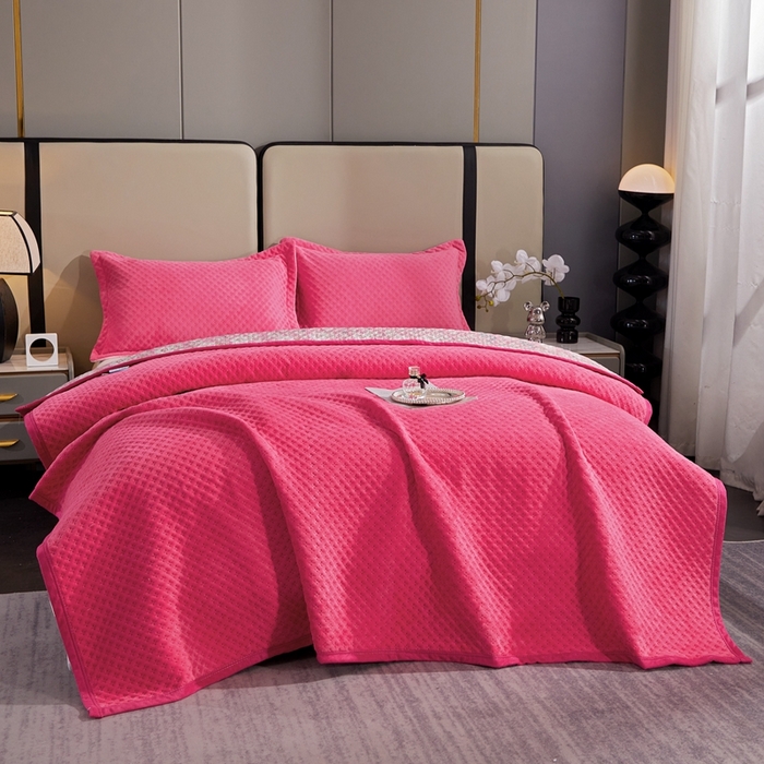 91家纺网 家纺一手货源 找家纺 晶缦家纺 2023新款华夫格牛奶绒床盖三件套 华夫格-玫红