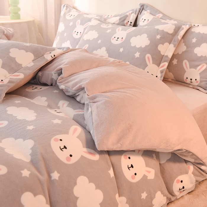 91家纺网 家纺一手货源 找家纺 简如 2025新款冰岛臻绵绒印花系列单被套牛奶绒单被套 菲菲兔