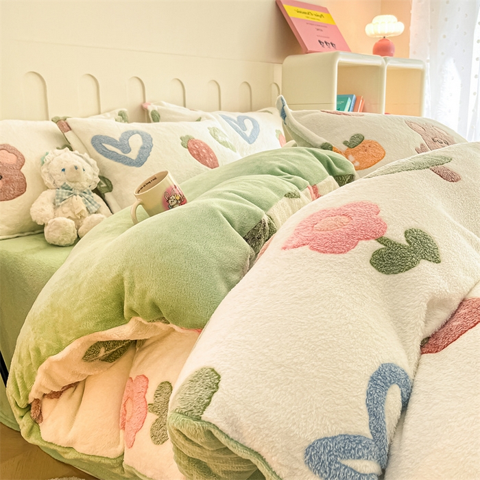 91家纺网 家纺一手货源 找家纺 苏拉家居 2023新款5D雕花雪花绒四件套 水果小熊