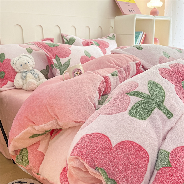 91家纺网 家纺一手货源 找家纺 苏拉家居 2023新款5D雕花雪花绒四件套 花轻柔