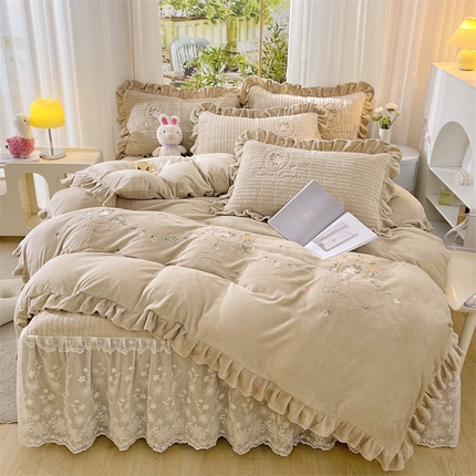 宜凡家纺 2023新款高克重牛奶绒绣花夹棉床裙四件套 镜花园-雾奶咖
