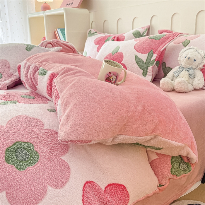 91家纺网 家纺一手货源 找家纺 苏拉家居 2023新款5D雕花雪花绒四件套 花轻柔