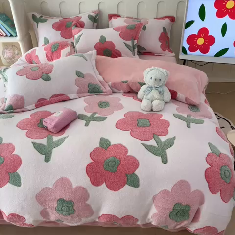 91家纺网 家纺一手货源 找家纺 苏拉家居 2023新款5D雕花雪花绒四件套 花轻柔