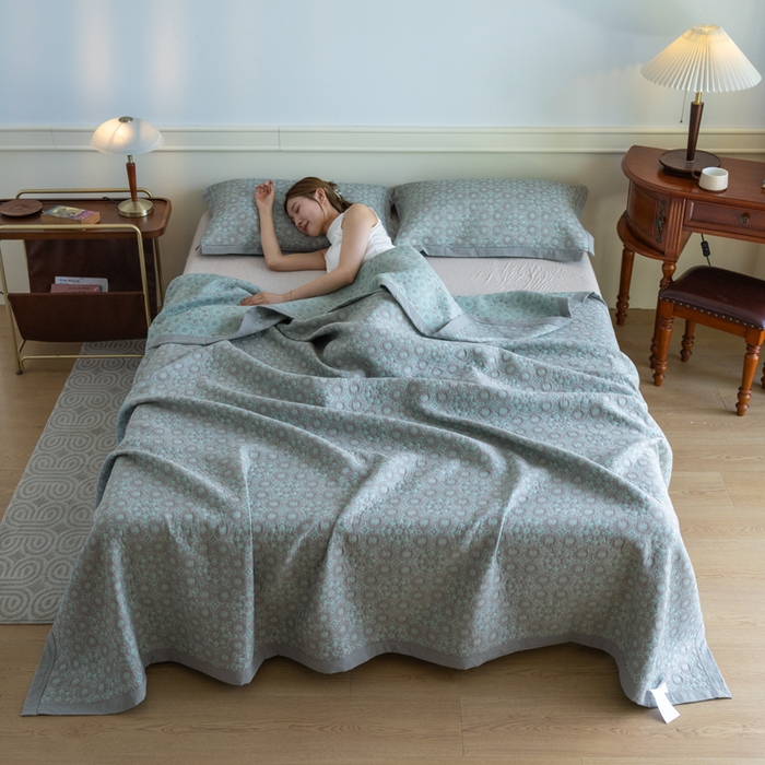 91家纺网 家纺一手货源 找家纺 棠薇 2023新款秋冬全棉三层纱床盖多功能纱布毯 太阳神湖灰