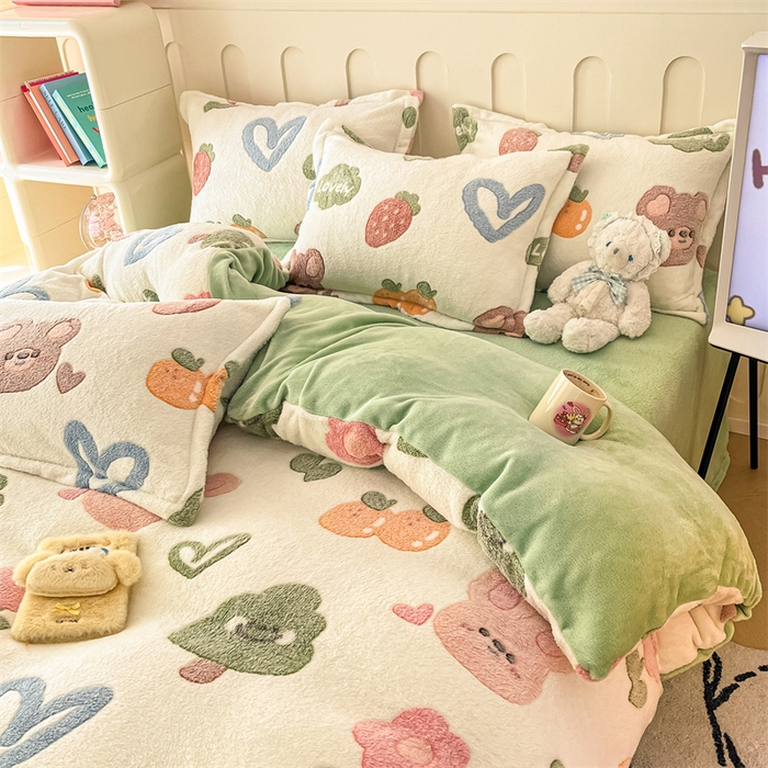 91家纺网 家纺一手货源 找家纺 苏拉家居 2023新款5D雕花雪花绒四件套 水果小熊