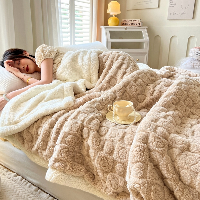 91家纺网 家纺一手货源 找家纺 欧邦 新款提花爱心款塔芙绒羊羔绒双层毛毯 米咖