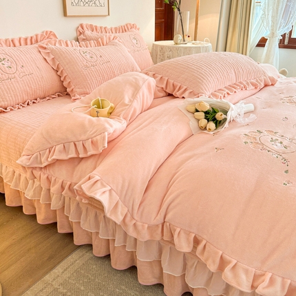 91家纺网 家纺一手货源 找家纺 宜凡家纺 2023新款高克重牛奶绒绣花夹棉床盖四件套 镜花园-香妃玉