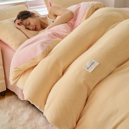 91家纺网 家纺一手货源 找家纺 晨曦 2023新款ins简约风牛奶绒双拼四件套可拆洗冬被 奶油黄拼粉