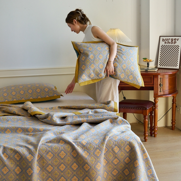 91家纺网 家纺一手货源 找家纺 棠薇 2023新款秋冬全棉三层纱床盖多功能纱布毯 格韵黄