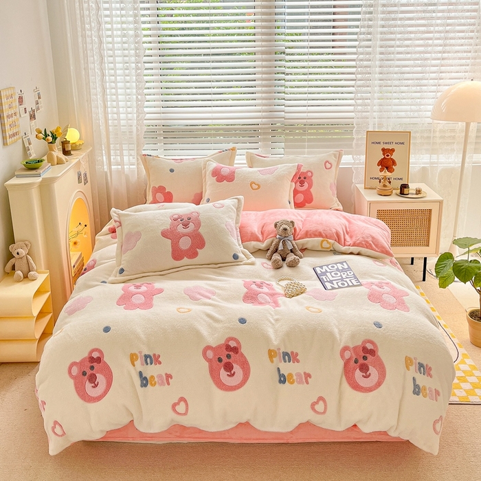 91家纺网 家纺一手货源 找家纺 苏拉家居 2023新款5D雕花雪花绒四件套 草莓熊