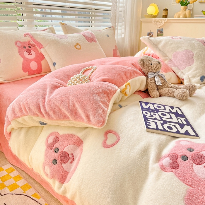 91家纺网 家纺一手货源 找家纺 苏拉家居 2023新款5D雕花雪花绒四件套 草莓熊