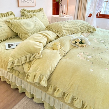 91家纺网 家纺一手货源 找家纺 宜凡家纺 2023新款高克重牛奶绒绣花夹棉床盖四件套 镜花园-暮光黄