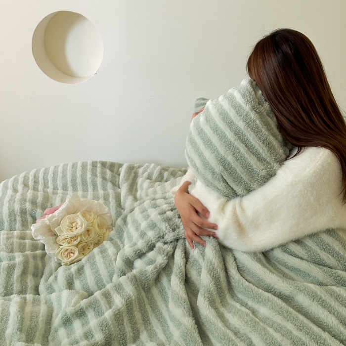 91家纺网 家纺一手货源 找家纺 玛奇朵 2023新款秋冬新品色织泰兔绒系列四件套 泰兔绒-条纹绿