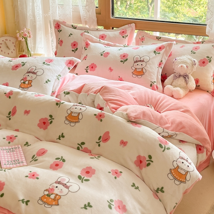 91家纺网 家纺一手货源 找家纺 慕澄家纺 2023新款小清新牛奶绒印花四件套 粉粉兔