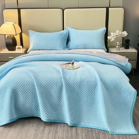 91家纺网 家纺一手货源 找家纺 晶缦家纺 2023新款华夫格牛奶绒床盖三件套 华夫格-天蓝