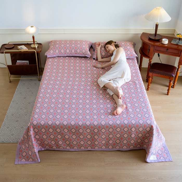 91家纺网 家纺一手货源 找家纺 棠薇 2023新款秋冬全棉三层纱床盖多功能纱布毯 格韵粉