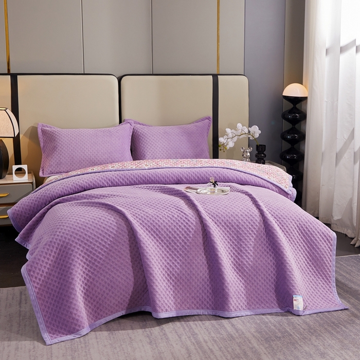 91家纺网 家纺一手货源 找家纺 晶缦家纺 2023新款华夫格牛奶绒床盖三件套 华夫格-浅紫
