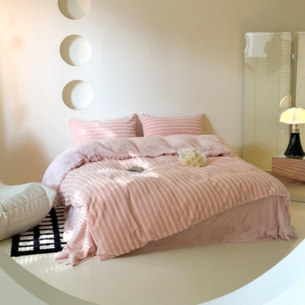 91家纺网 家纺一手货源 找家纺 玛奇朵 2023新款秋冬新品色织泰兔绒系列四件套 泰兔绒-条纹粉