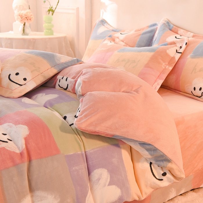 91家纺网 家纺一手货源 找家纺 2025新款冰岛臻棉绒印花系列牛奶绒小号三件套 彩色笑脸