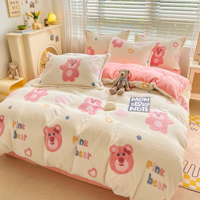 91家纺网 家纺一手货源 找家纺 苏拉家居 2023新款5D雕花雪花绒四件套 草莓熊