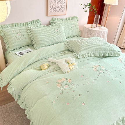 91家纺网 家纺一手货源 找家纺 （总）宜凡家纺 2023新款高克重牛奶绒绣花夹棉床盖四件套