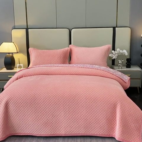 91家纺网 家纺一手货源 找家纺 晶缦家纺 2023新款华夫格牛奶绒床盖三件套 华夫格-粉玉