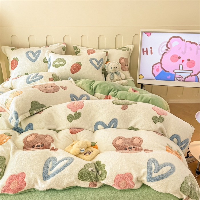 91家纺网 家纺一手货源 找家纺 苏拉家居 2023新款5D雕花雪花绒四件套 水果小熊